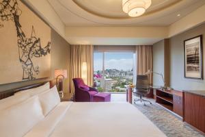 北京北京丽晶酒店，洲际酒店集团旗下的酒店客房设有床和窗户。