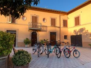 福利尼奥B&B Il Casale的停在大楼前的一群自行车