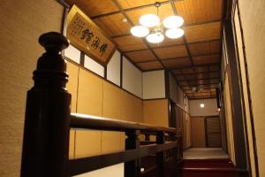 ŌwaniHistorical Ryokan SENYUKAN的墙上有标志的建筑走廊