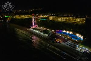 圣弗拉斯Paradise Beach Residence - Ultra All Inclusive的夜间巡航船景