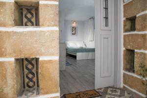 斯基罗斯岛Studio Cozy - In the Heart of Skyros Village的走廊上设有通往卧室的门