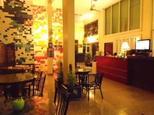 曼谷大堂吧61号酒店的一间带桌椅的餐厅和一间酒吧