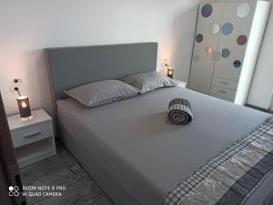 比奥格勒·纳·莫鲁Villa Luna的一间卧室配有一张大床和灰色床头板