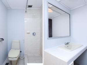 米里Super OYO 1018 Telang Usan Hotel Miri的白色的浴室设有水槽和镜子