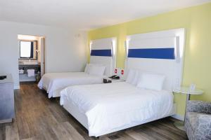 圣奥古斯丁海滩圣奥古斯丁丽晶酒店的酒店客房,设有两张床和一张沙发