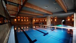 科沃布热格VacationClub – Seaside Park Apartament 316的大楼内的大型游泳池