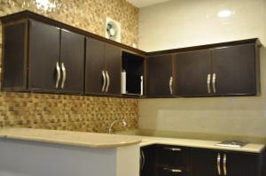 阿可贺巴SHALLY RESIDENCE 2的厨房配有黑色橱柜和水槽