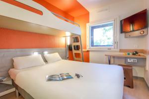 马赛马赛蒂莫内宜必思快捷酒店的一间卧室配有一张白色大床和橙色墙壁