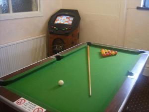 布莱克浦惠灵顿旅馆的一张带球和电子游戏的台球桌