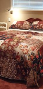 帕拉帕拉乌穆Matai Huka Boutique Accommodation的一间卧室配有两张带花卉床罩的床