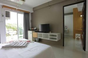 曼谷比尔班酒店的卧室配有白色的床和电视。