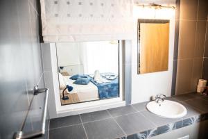 尼普顿Club Onix Apartments的一间带水槽、床和镜子的浴室