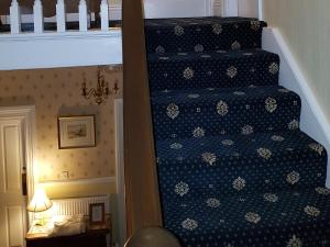 惠特比Crescent Lodge Guest House的楼梯间,有蓝色图案的楼梯