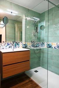艾吉纳威登大峡谷酒店的带淋浴、水槽和玻璃淋浴的浴室