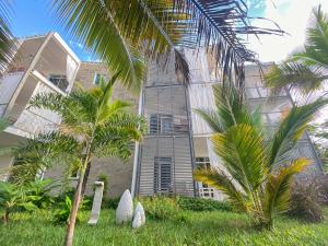 迪亚尼海滩Aqua Resort的一座棕榈树建筑