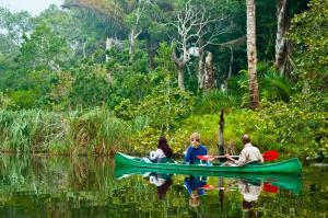Manguzi戈西森林山林小屋的三人乘独木舟在河边