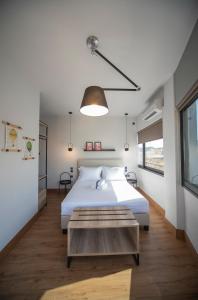 哈尔基斯Urban Sea View Lofts #3的卧室配有白色的床和桌子