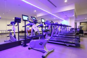 花莲市烟波大饭店花莲馆 的健身房内配备了紫色有氧运动器材