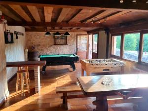 CaballarLa Fuente del Poval的客厅设有台球桌和桌子