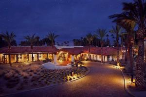 博雷戈斯普林斯La Casa Del Zorro Resort & Spa的棕榈树和灯光的度假村