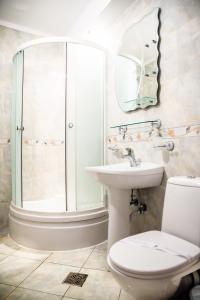 尼普顿Club Onix Apartments的带淋浴、卫生间和盥洗盆的浴室