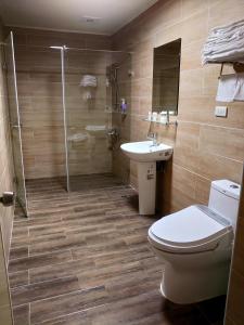 梧栖寄居蟹行旅的浴室配有卫生间、盥洗盆和淋浴。