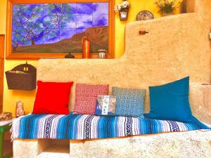 Soto en CamerosLas Huellas de Cameros的一张长凳,上面有色彩缤纷的枕头