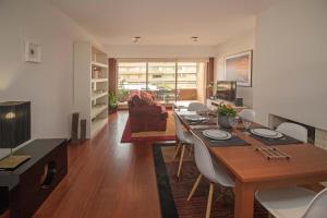 埃斯波森迪CLEYMALIA - Quinta da Barca的用餐室以及带桌椅的起居室。