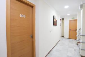 拉利内阿-德拉康塞普西翁拉坎帕纳旅馆的医院里带木门的走廊