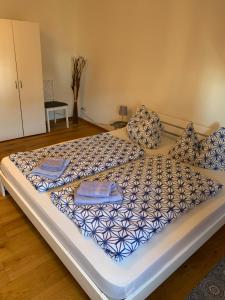 包岑Apartment 2 Große Brüdergasse的一张配有蓝色和白色床单及枕头的大床