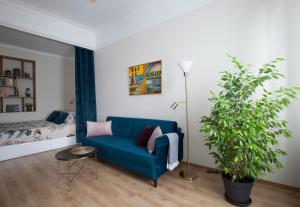 里加Cozy Home Valdemara, free parking, self check-in的客厅配有蓝色沙发和植物