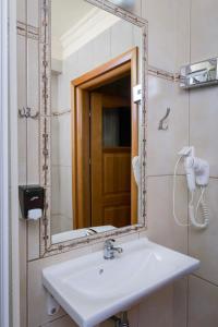 奥得河畔科斯琴巴斯提翁酒店的一间带水槽和镜子的浴室