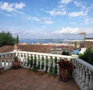 罗萨斯Can Blau的阳台设有白色栏杆,享有海景。