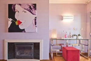 帕雷迪Sea Front Family Apartment的客厅设有壁炉和墙上的绘画作品