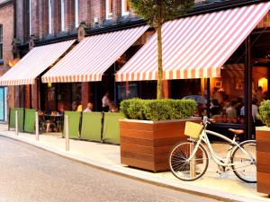 都柏林凯利酒店的停在餐厅前人行道上的自行车