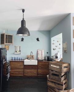 Belleville-en-Beaujolais花园旅馆的厨房配有木制橱柜和水槽。