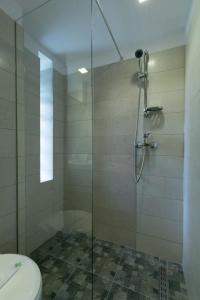 波亚纳布拉索夫Club Rossignol的浴室设有玻璃淋浴间和卫生间