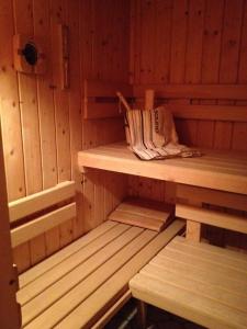 巴德米滕多夫豪斯朱尔温泉酒店的设有带木墙和长凳的桑拿浴室
