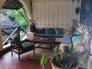 基利菲Tropical Garden House的客厅配有沙发和桌子