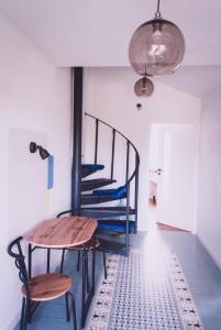 拉多姆Wellspring的一间设有桌子和螺旋楼梯的房间