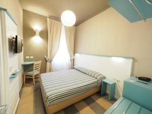 蒙特罗索阿尔马雷斯皮亚贾格酒店的一间小卧室,配有床和窗户
