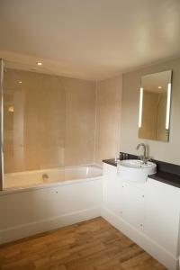 East Rudham皇冠宾馆的浴室配有盥洗盆和浴缸。
