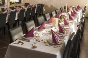Überherrn哈斯菲尔德餐厅酒店的一排配有粉红色和白色桌布的桌子