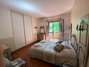 孔卡Hotel gite d'etape San Pasquale的一间卧室设有一张大床和一个窗户。