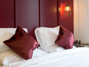塔维斯托克The Cornish Arms的卧室配有2个白色枕头