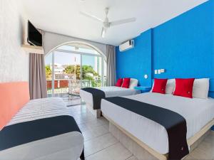 阿卡普尔科Capital O Hotel El Mejicano, Acapulco的酒店客房设有两张床和一个阳台。