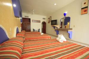 圣克鲁斯华特库埃克斯泰尔酒店的酒店客房设有三张床和电视。