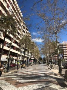 甘迪亚Habitaciones en GANDIA a 5 min del centro histórico的树木和建筑物的城市街道