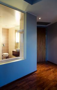 卑尔根卑尔根机场凯瑞酒店的客房设有带卫生间和镜子的浴室