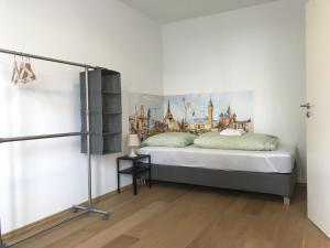 威斯巴登Townus Apartments Wiesbaden的一间卧室配有一张壁画床